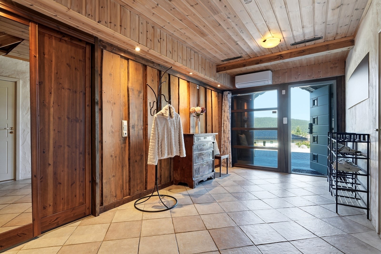 Velkommen inn! Boligen har en romslig flislagt hall med varmepumpe og kodelås på ytterdør. Galleribilde