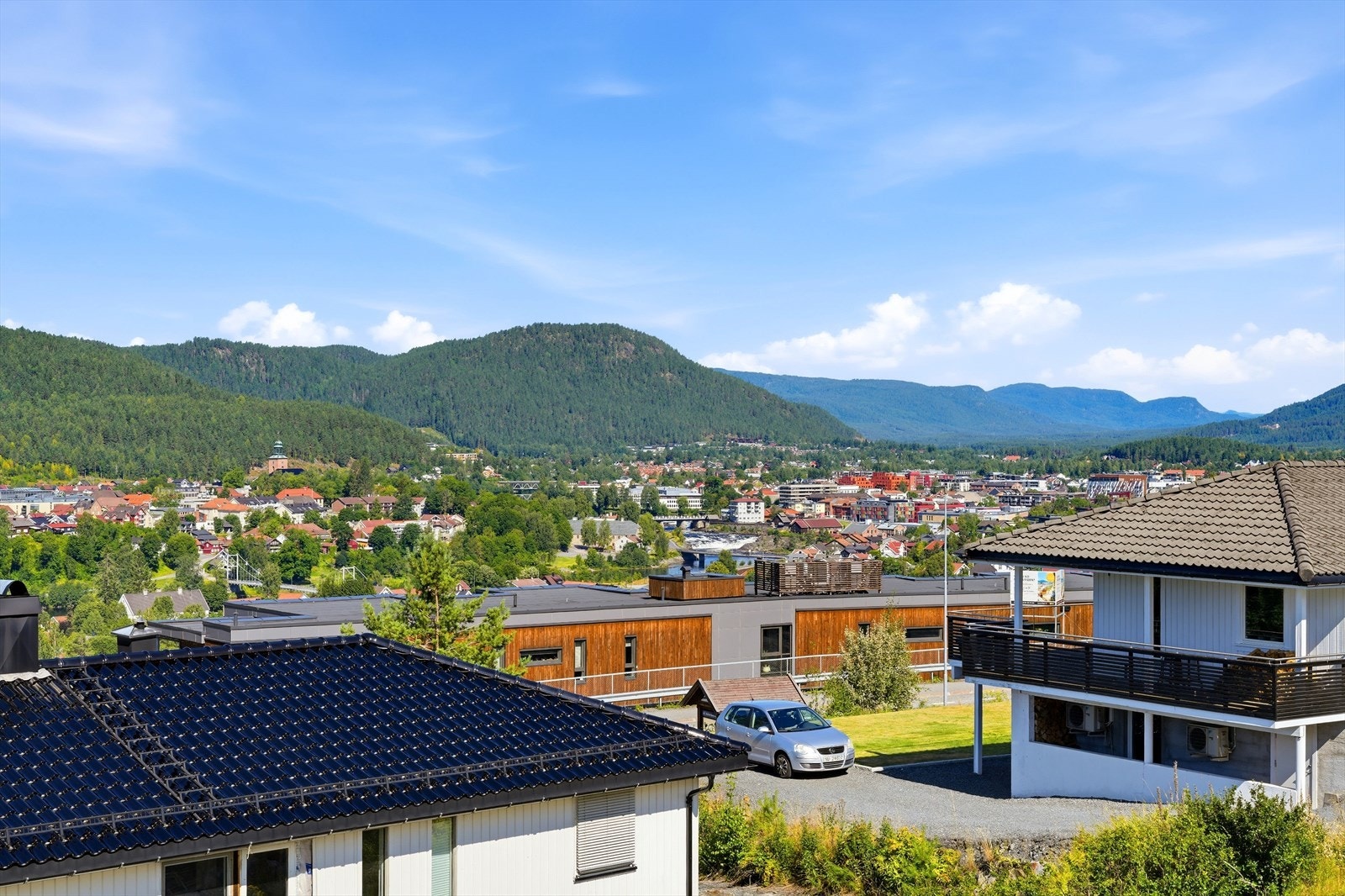 Utsiktsbilde mot Laagen, fossen og sentrum, fra terrassen. Galleribilde