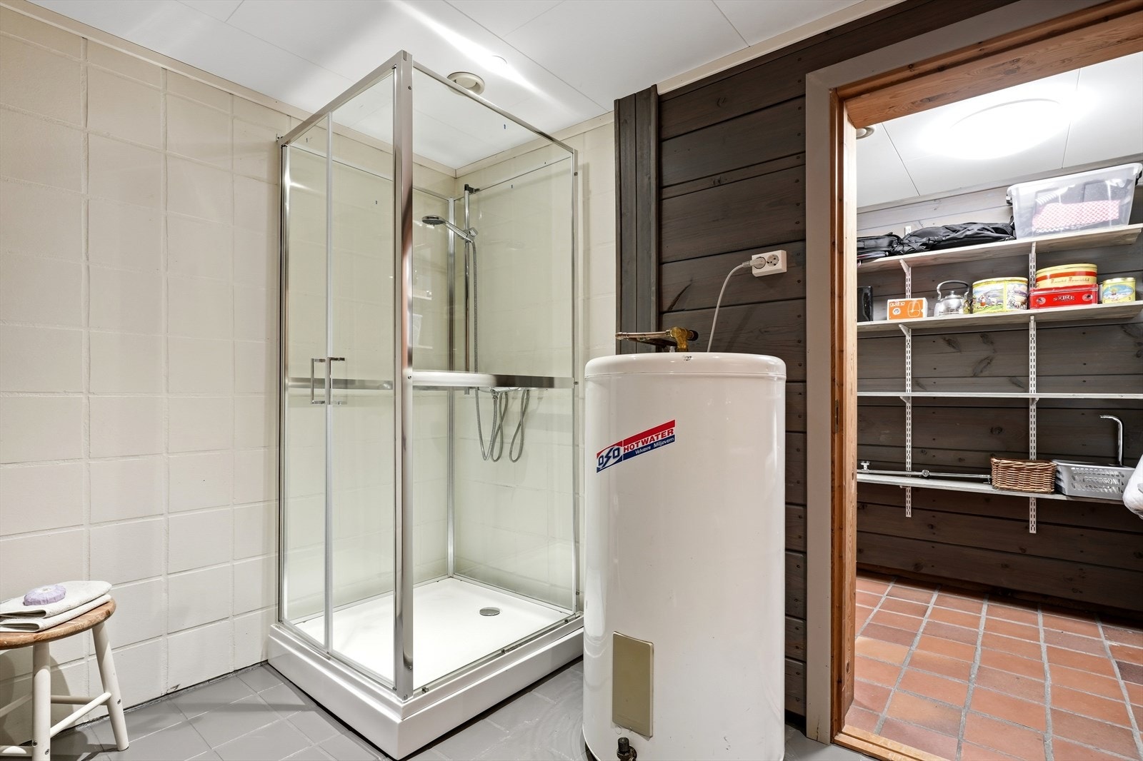 Badet i hybeldelen, med dusjkabinett og egen varmtvannsbereder. Galleribilde