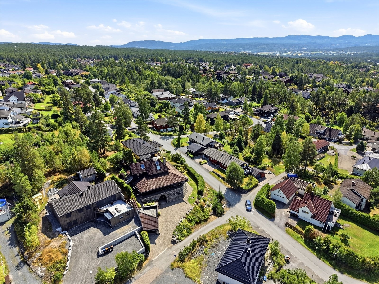 Kort vei til lysløypa på Gamlegrendåsen, samt flotte tur og sykkelstier i skogen bakover mot sydøst. Galleribilde