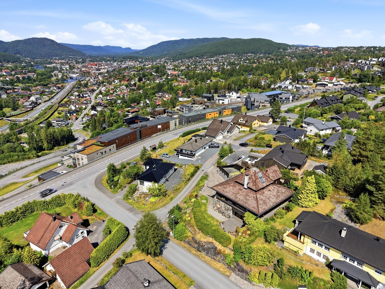 Nærhet til det meste, både arbeidsplasser, bysentrum, og friområder i flott skogsterreng. Galleribilde