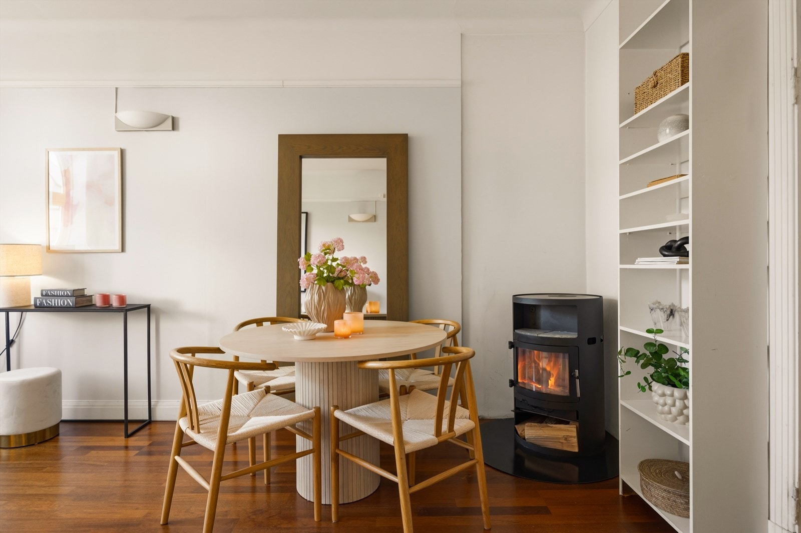 Peisen er et stemningsfullt innslag og tilfører ekstra varme og hygge til stuen. Galleribilde
