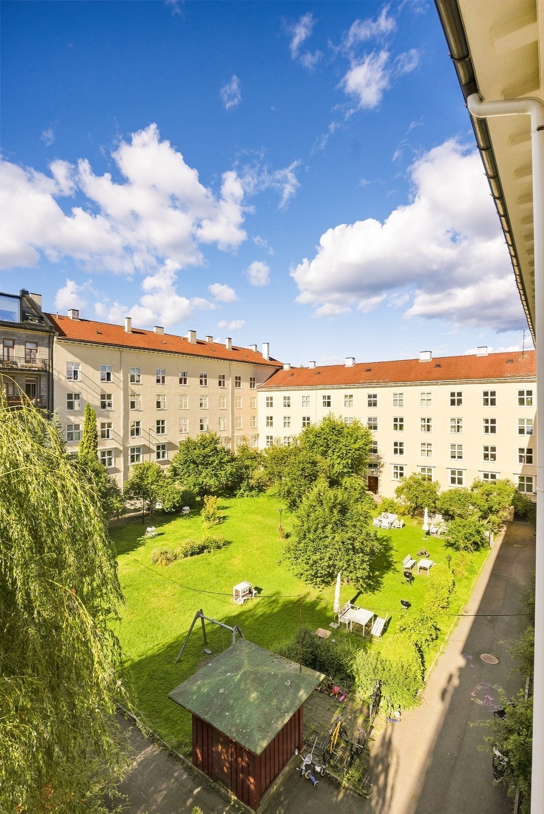 Utsyn utover meget pent opparbeidet felles bakgård fra kjøkkenet. Galleribilde