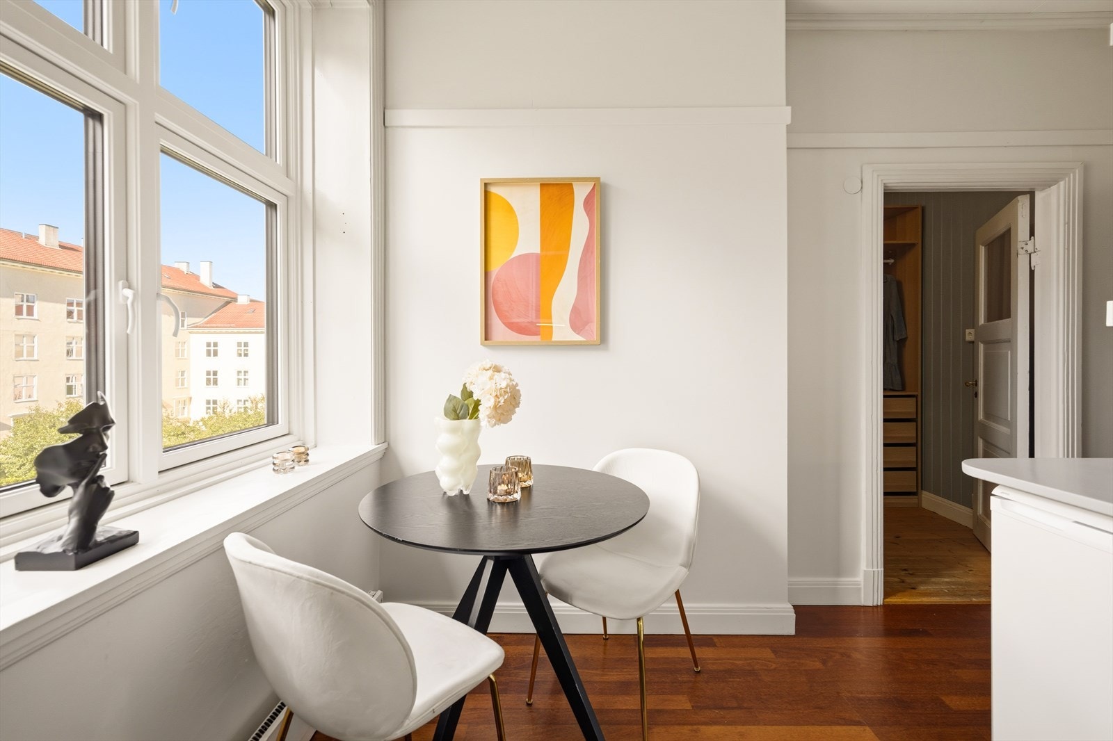 Hyggelig spiseplass ved vinduet - perfekt for både morgenkaffen og hverdagsmåltidene. Galleribilde
