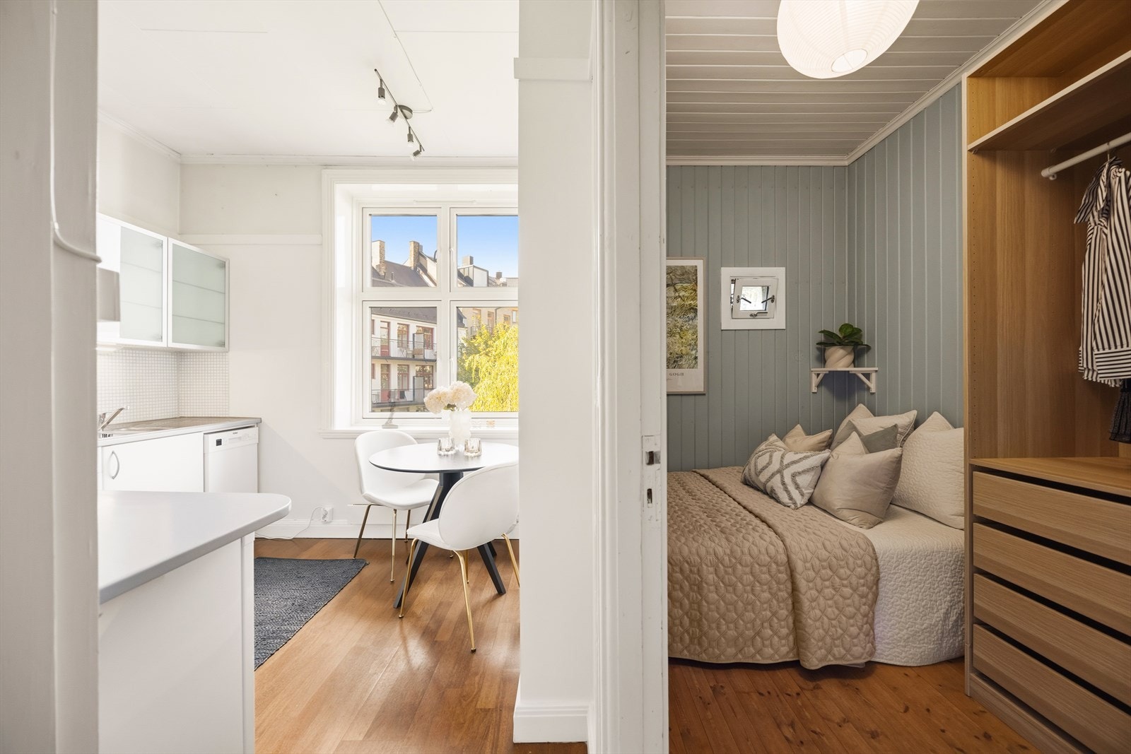 Fra kjøkkenet er det videre adkomst til boligens sovealkove. Galleribilde