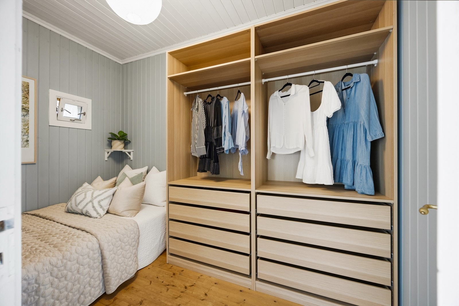 Sovealkoven har en lun og behagelig atmosfære med en stor garderobeløsning som sørger for god oppbevaringsplass. Galleribilde
