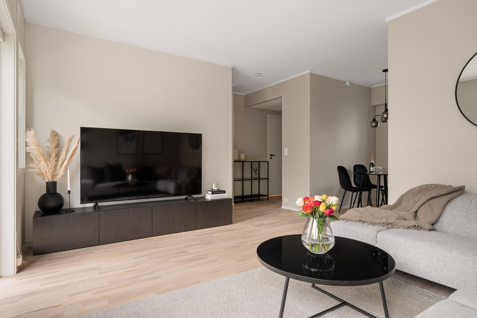 Stilfull stue med moderne innredning og en lun og behagelig atmosfære.