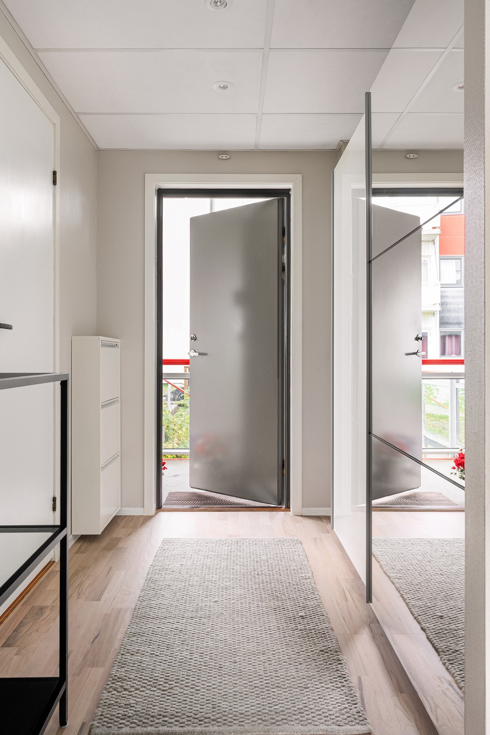 Entréen er utstyrt med en praktisk skyvedørsgarderobe med god plass til sko og yttertøy.