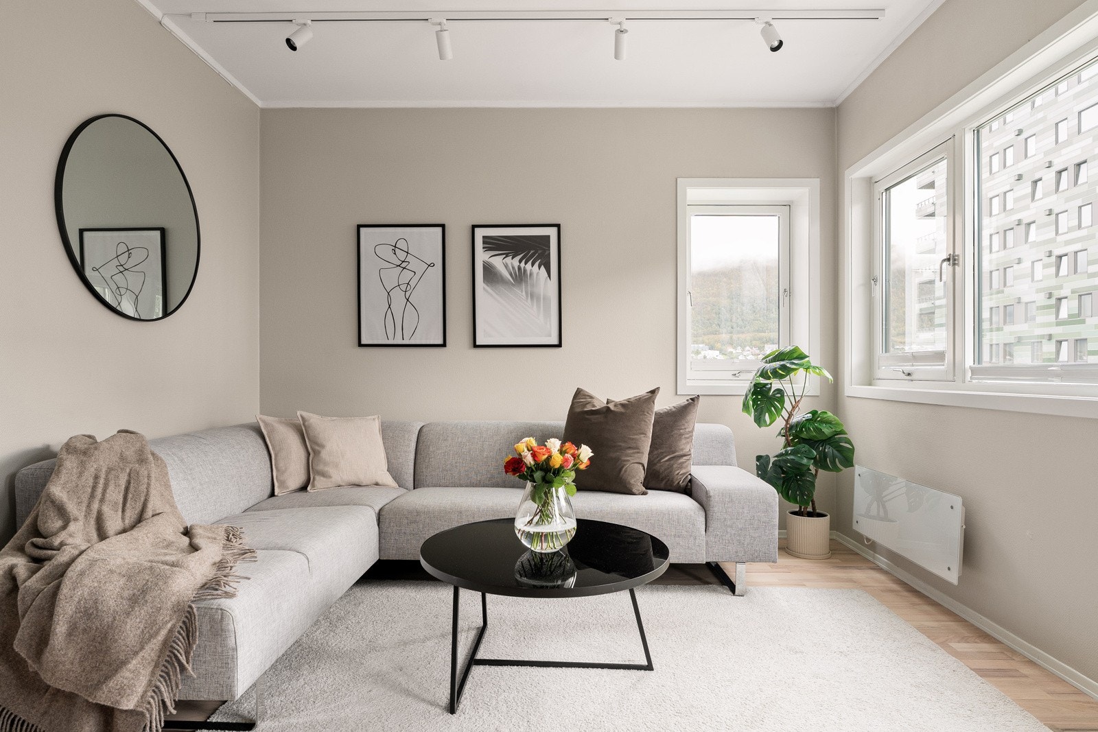 Innbydende oppholdsrom med naturlig plass for sofagruppe, samt TV-løsning på motsatt side.