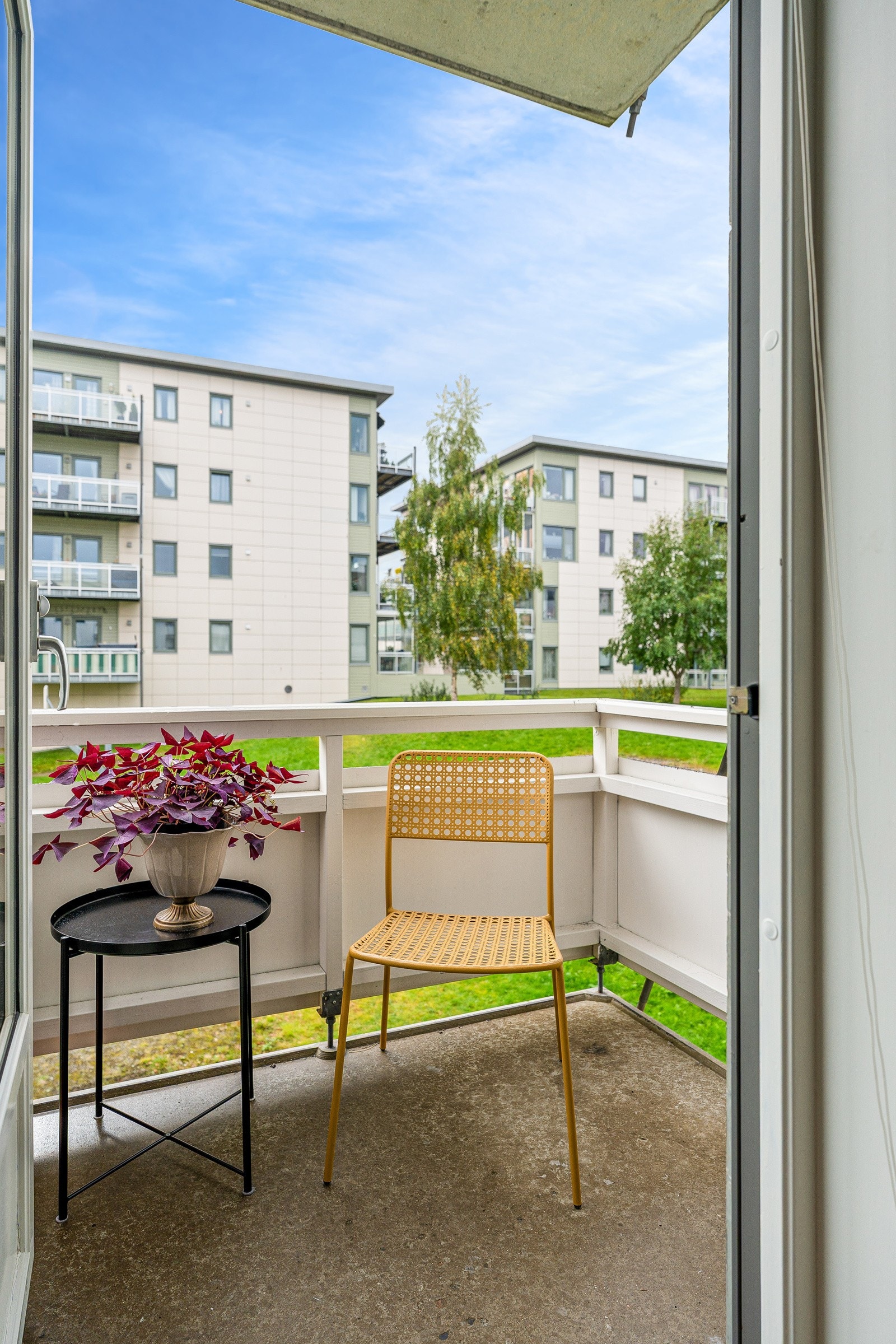 Balkongen gir et fint uterom hvor du kan nyte solen og frisk luft.