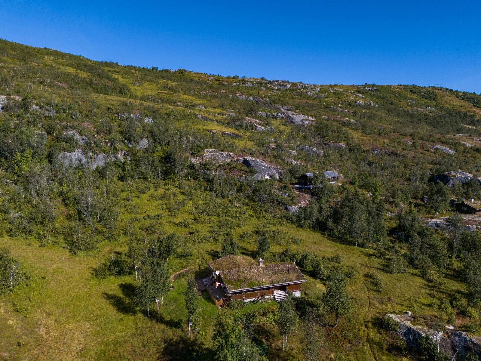 Her er du omkranset av vidstrakte fjellområder og majestetiske topper, med Hardangerjøkulen som en spektakulær turdestinasjon Galleribilde