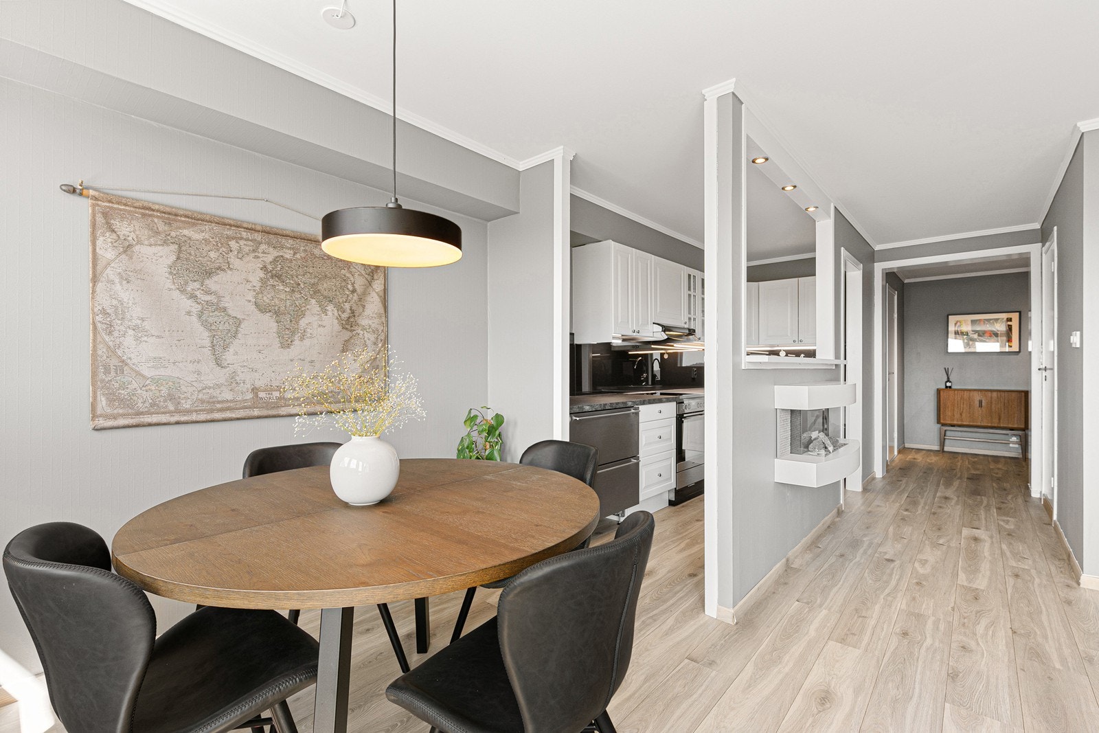 På kjøkkenet er det godt med benkeplass Galleribilde