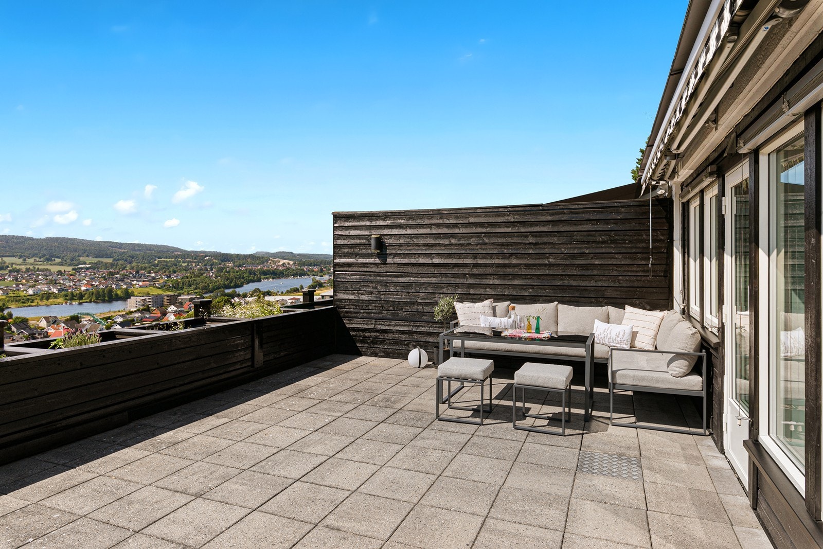 Stor terrasse med fantastiske solforhold og vidstrakt utsikt utover Skien og Porsgrunn Galleribilde