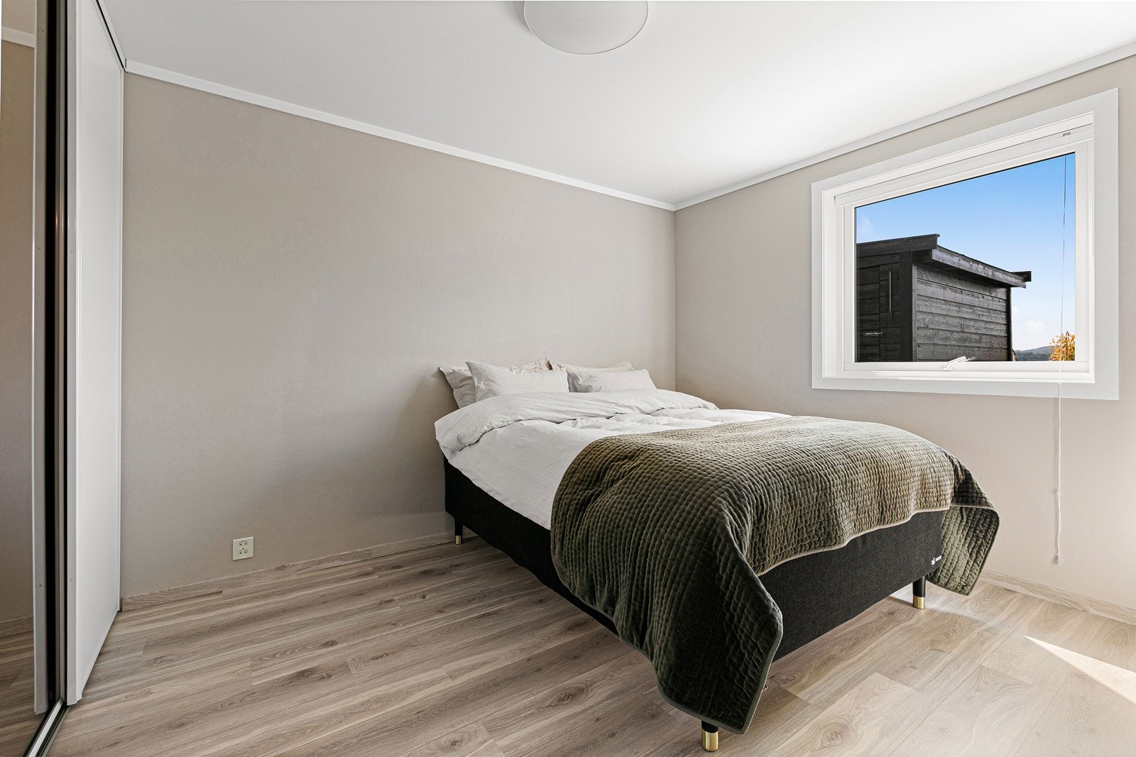 God plass til dobbeltseng - skyvedørsgarderobe Galleribilde