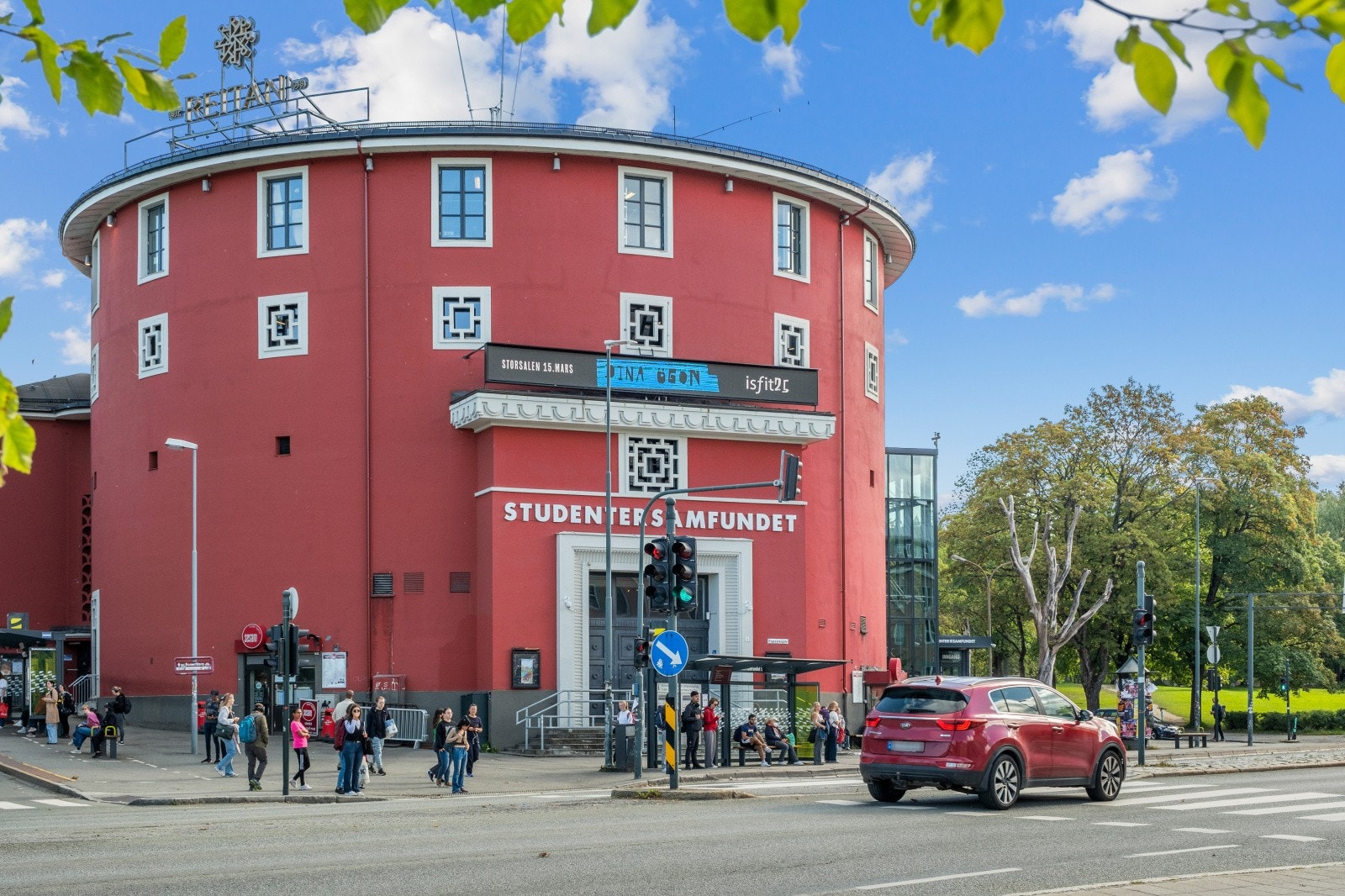 Studentersamfundet ligger kun noen få minutter unna leiligheten. Samfundet er arrangør av flere ulike arrangementer ila skoleåret og er et svært populært tilholdssted for studenter. Her arrangeres blant annet Norges største kulturfestival, UKA. Galleribilde