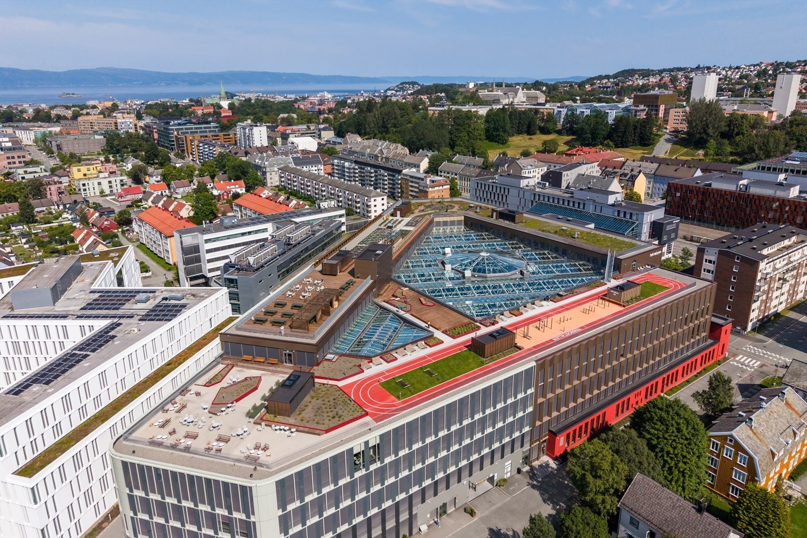 Teknostallen ligger ca. 8 minutter gange fra leiligheten. Her er det både butikker, kaféer, treningssenter, løpebane på taket og kontorlokaler. Galleribilde