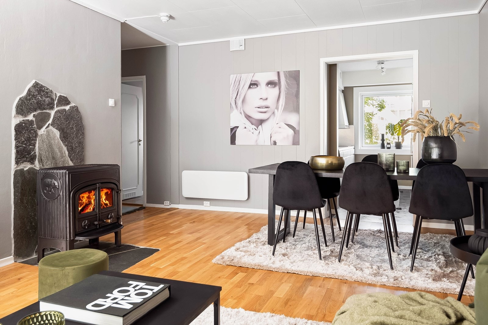 I tilknytning til stua er det god plass til en spisebordsgruppe. Galleribilde