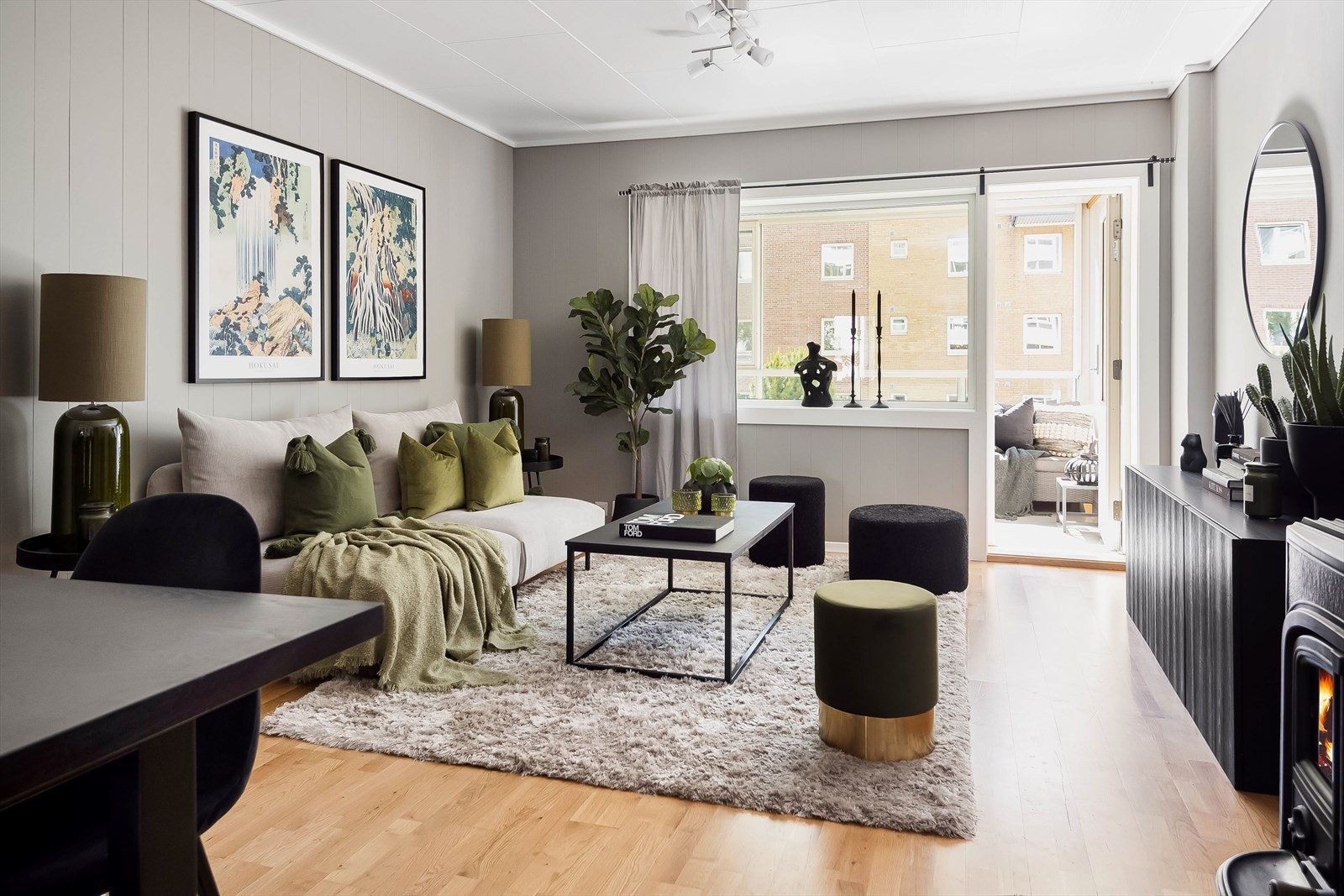 Store vindusflater gir rikelig med naturlig lysinnslipp i leiligheten. Galleribilde