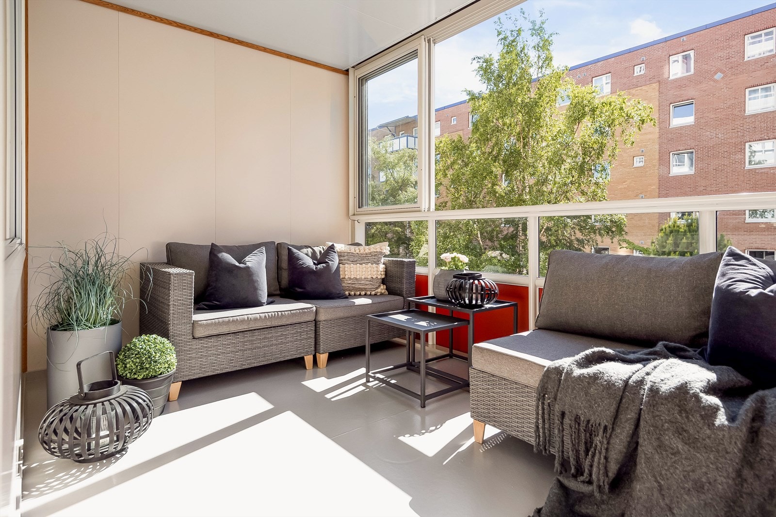 Fra leilighetens stue er det direkte utgang til vestvendt og solrik balkong. I tillegg har aksjelaget en felles takterrasse som fritt kan benyttes av beboerne. Galleribilde