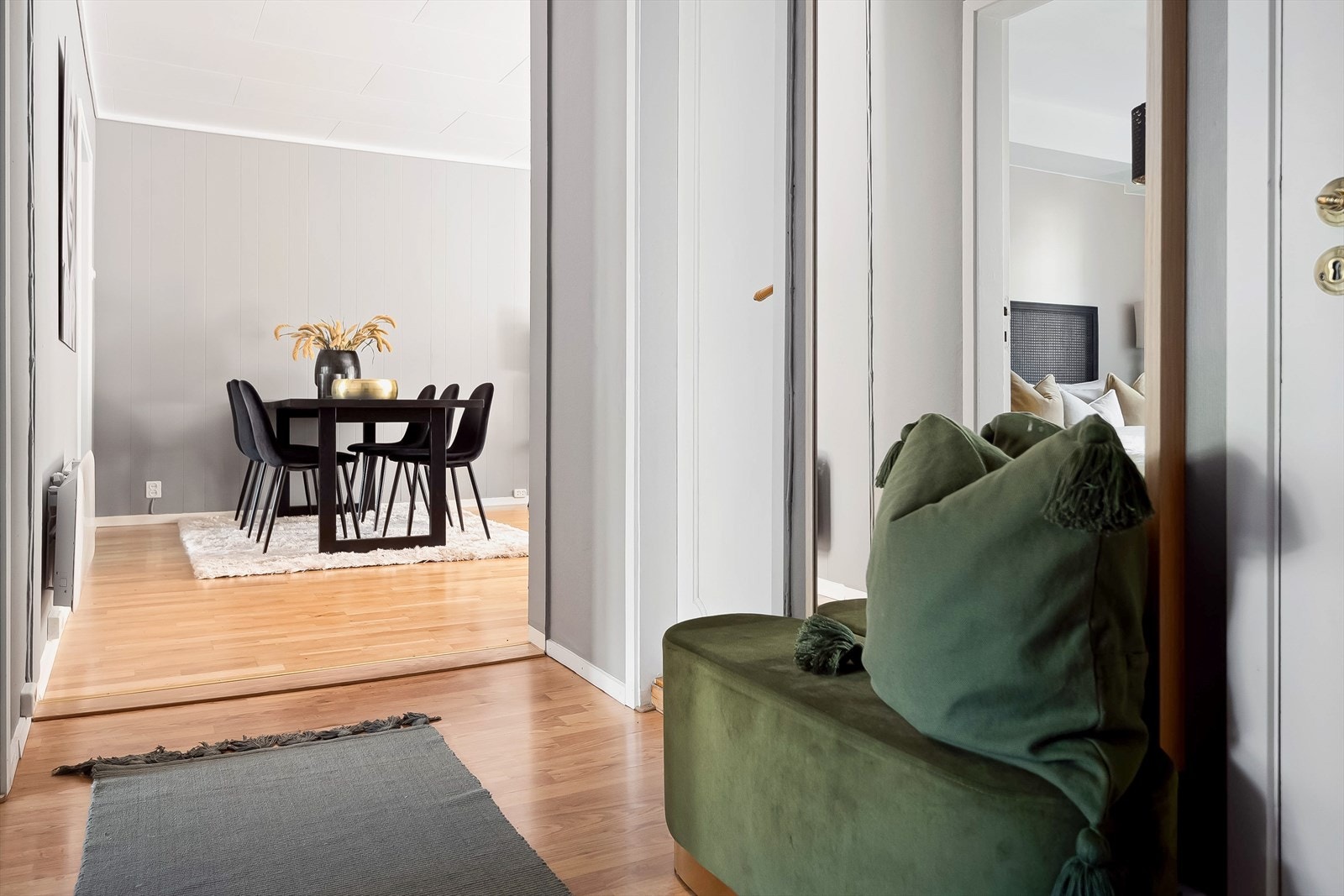 Leiligheten fremstår innbydende med tidsriktige farge- og materialvalg. Galleribilde