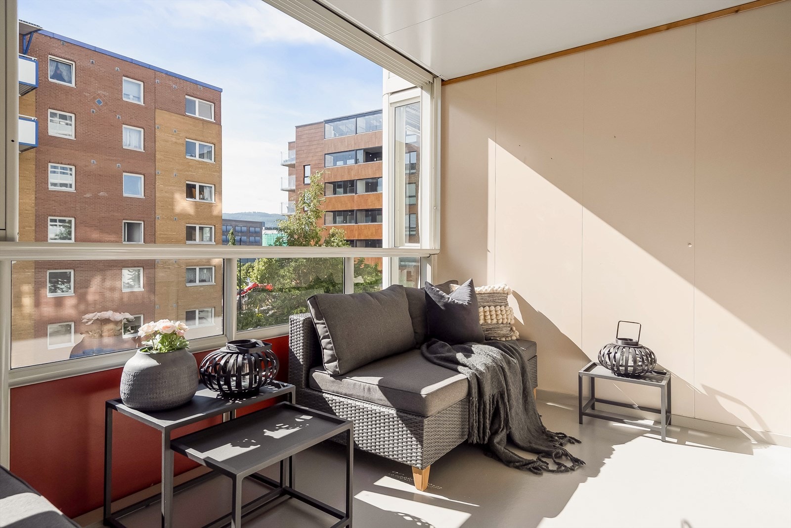Balkongen er på hele 8 m² og har god plass til sittegruppe. Balkongen er innglasset og kan derfor også fungere som en forlengelse av stuen. Galleribilde