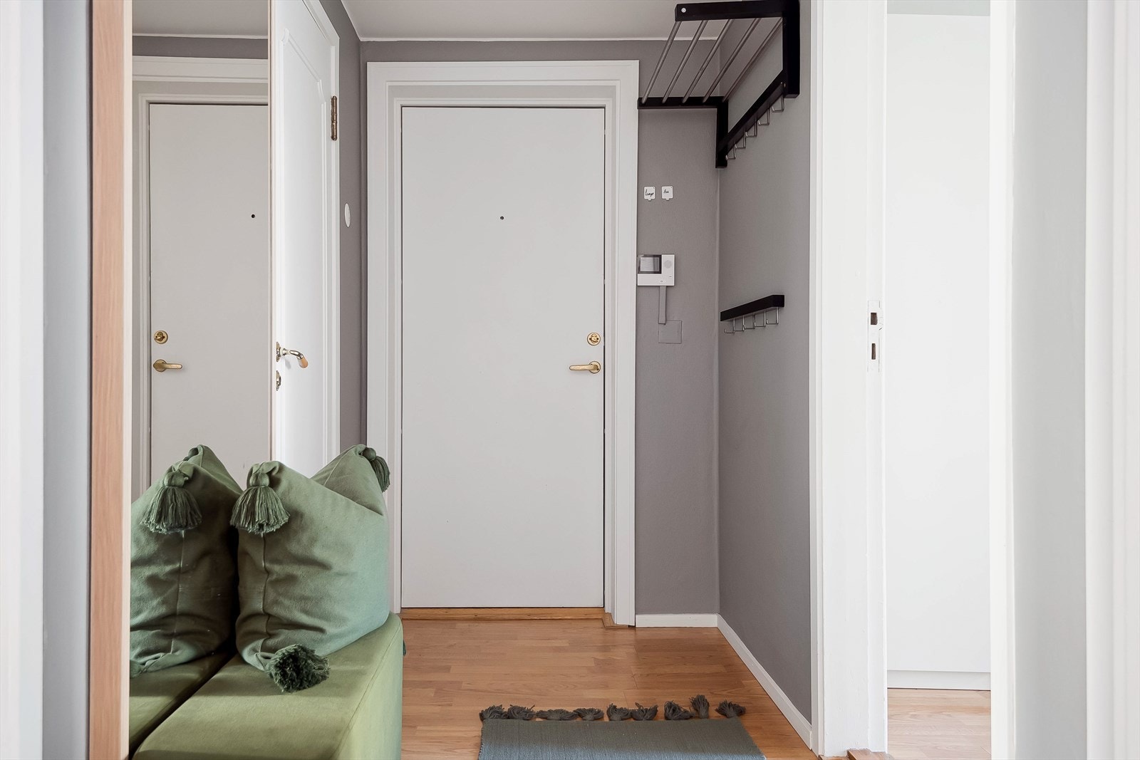 Entré på 4 m² med mulighet for oppvaring av klær og sko. Leiligheten disponerer i tillegg to boder i kjeller og på loft. Galleribilde