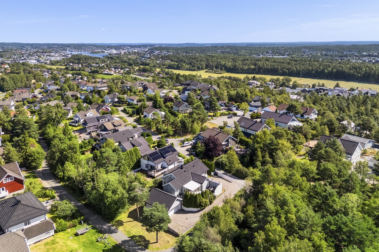 Boligen har en attraktiv beliggenhet med umiddelbar nærhet til flotte tur- og friluftsområder i Gressvikmarka. Galleribilde