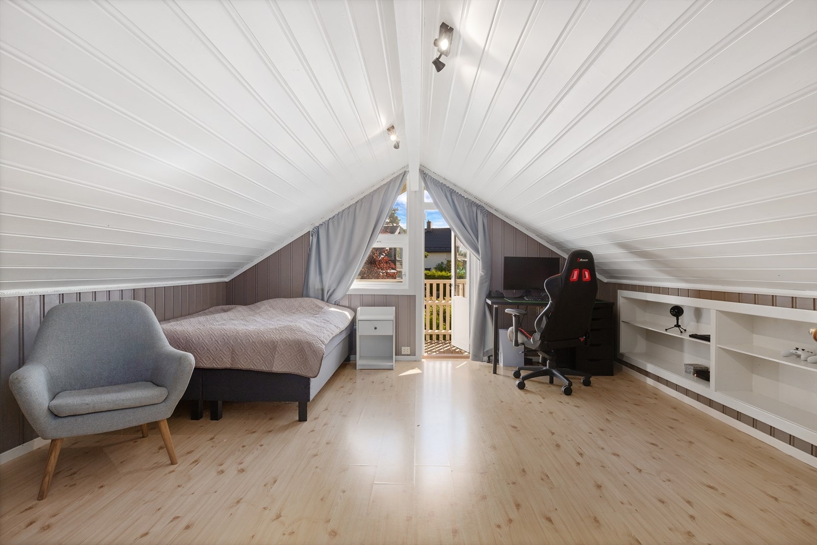 Fra det ene rommet på loftet er det utgang til en balkong på ca. 8 m². Galleribilde