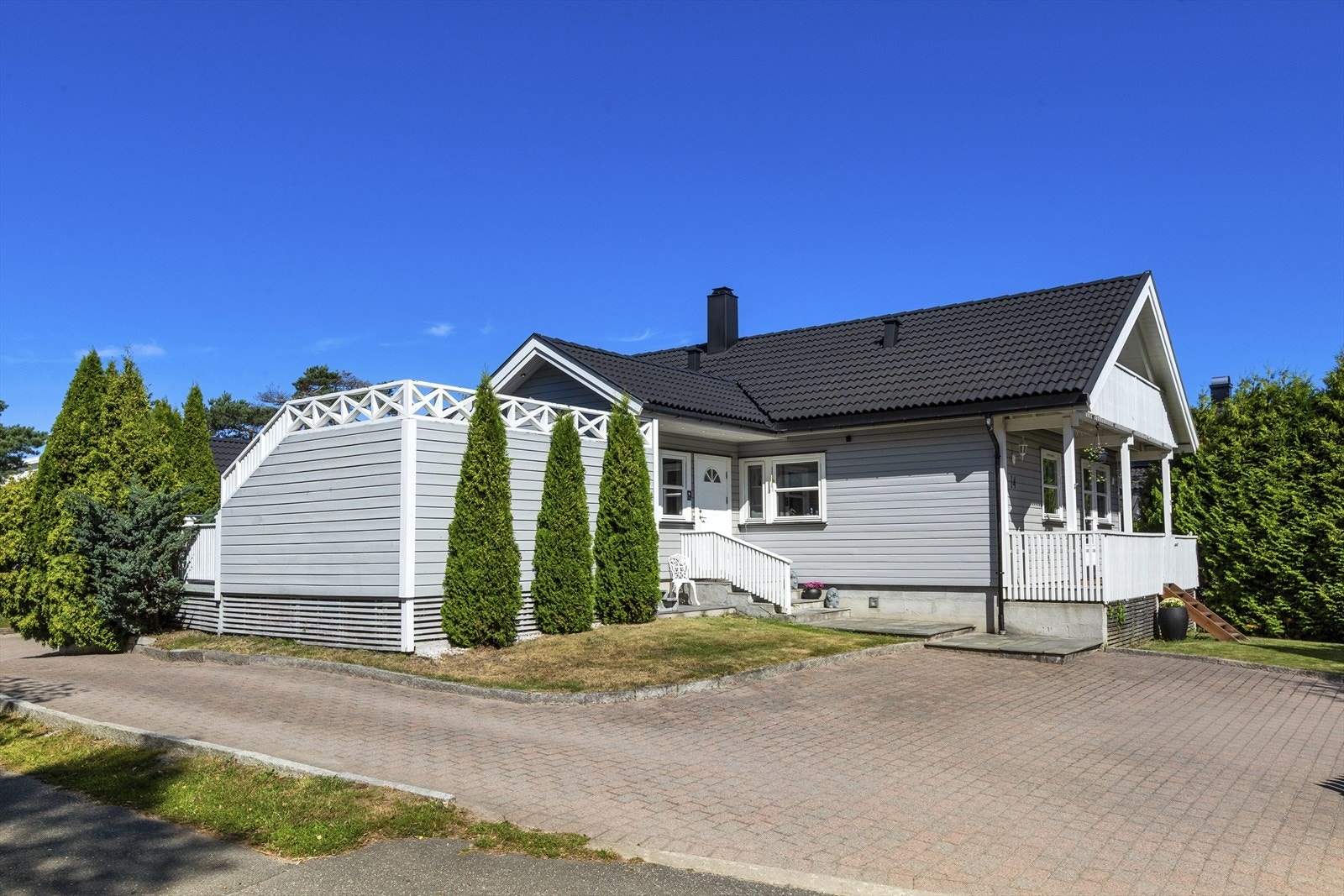 Tomten er pent opparbeidet med gårdsplass belagt med belegningstein , plenarealer og hekk som skjermer for innsyn. Galleribilde