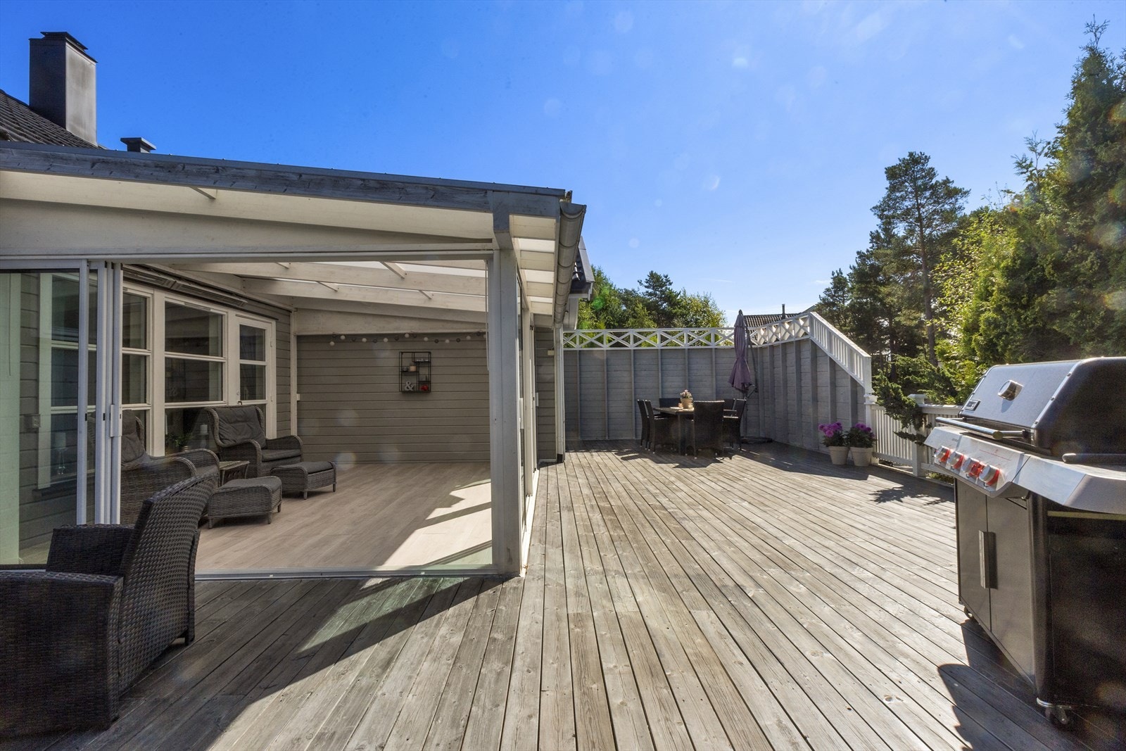 Fra stue er det tilkomst til en romslig terrasse med enkel tilgang til hagen og resten av uteområdet. Det gjøres oppmerksom på at den innglassede terrassen ikke er byggesøkt eller offentlig godkjent. Galleribilde