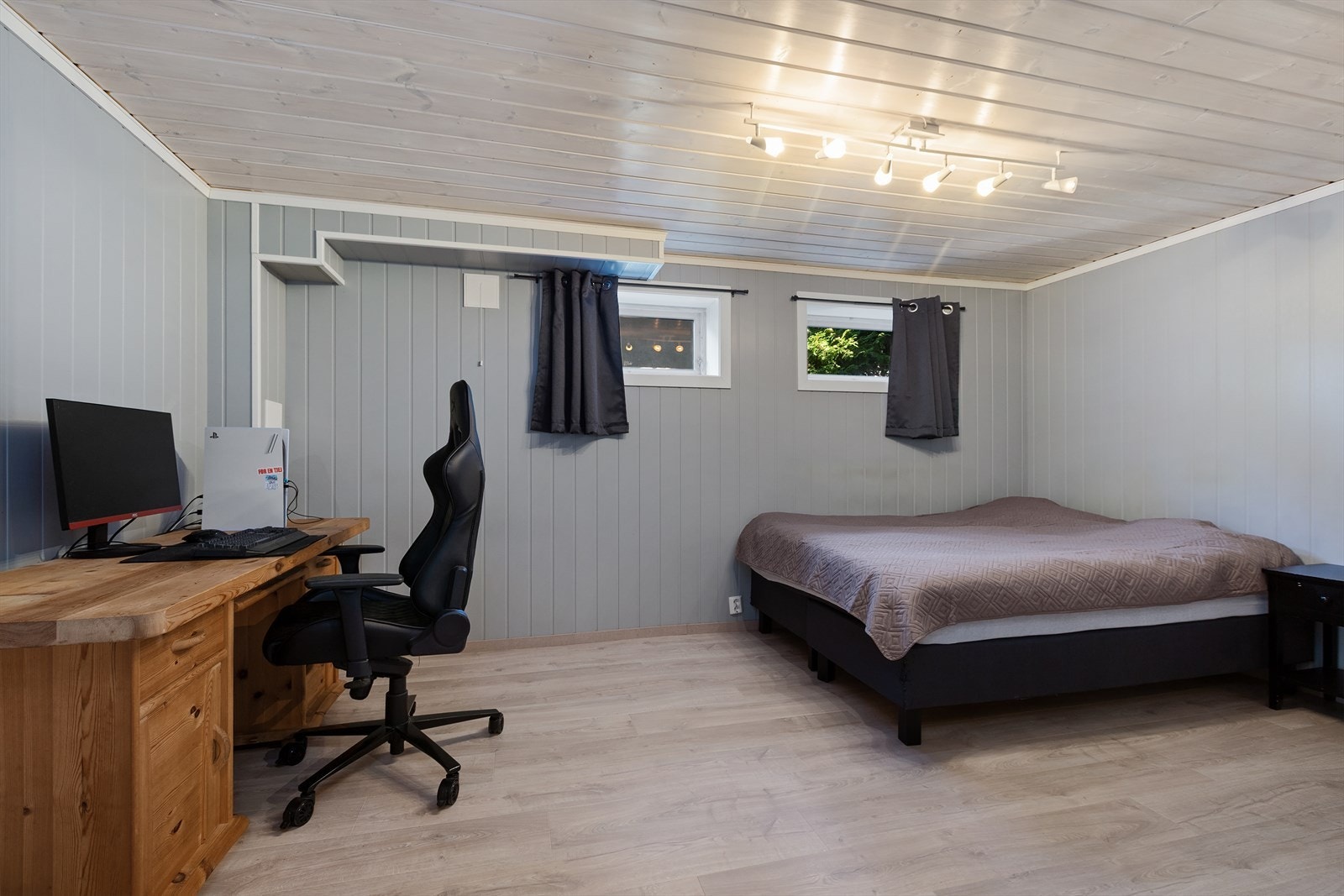 I det disponible rommet er det montert vinduer, men disse tilfredsstiller ikke gjeldende krav til godkjent rømningsvindu. Galleribilde