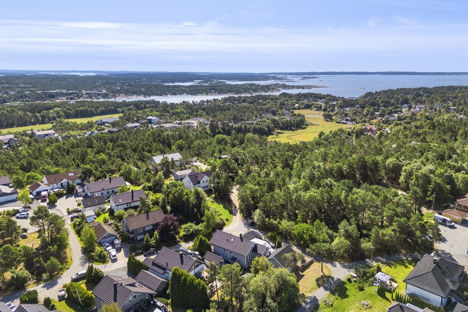 Langs kysten går den populære Onsøystien, som strekker seg fra Gressvik til Foten, Mærrapanna og Hankø. Området regnes av mange som et av Oslofjordens vakreste turområder, med idylliske kystlandskap, flotte badeplasser og skjærgårdsidyll. Galleribilde