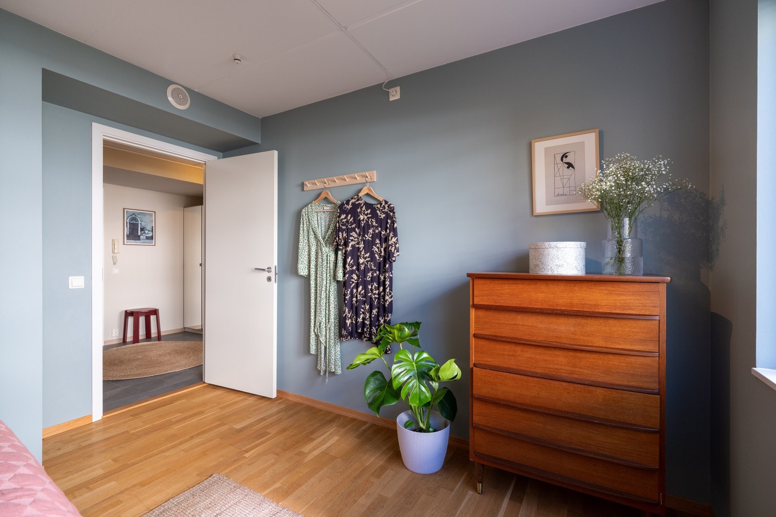 Det er også plass til kommode, kontorpult eller lignende. Galleribilde