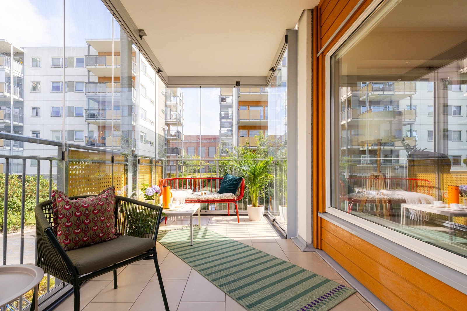 God plass til loungemøblement, spisebord, grill og beplantning. Galleribilde