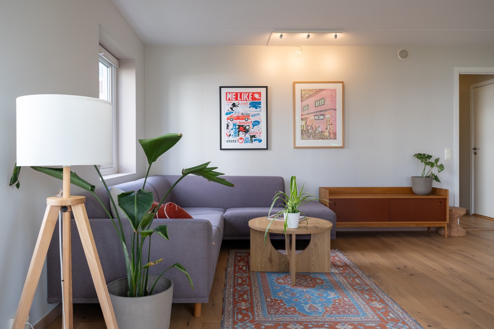 God plass til sofa, salongbord og mediemøblement. Galleribilde