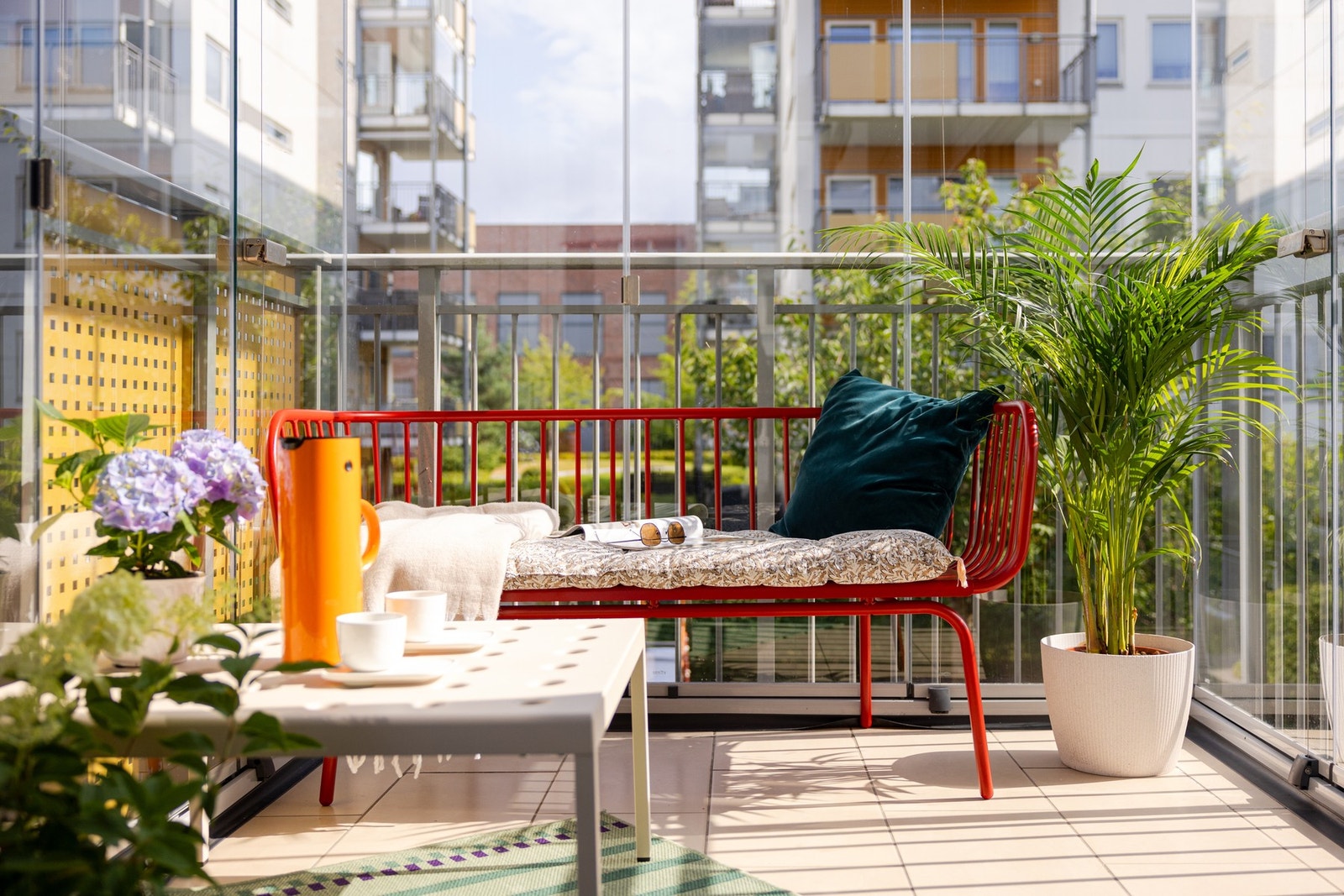På sommerstid får du fine solforhold med først sol ca. 10:00-11:30 før den igjen titter frem ca 16:00-19:30 på midtsommeren ifølge selger. Galleribilde