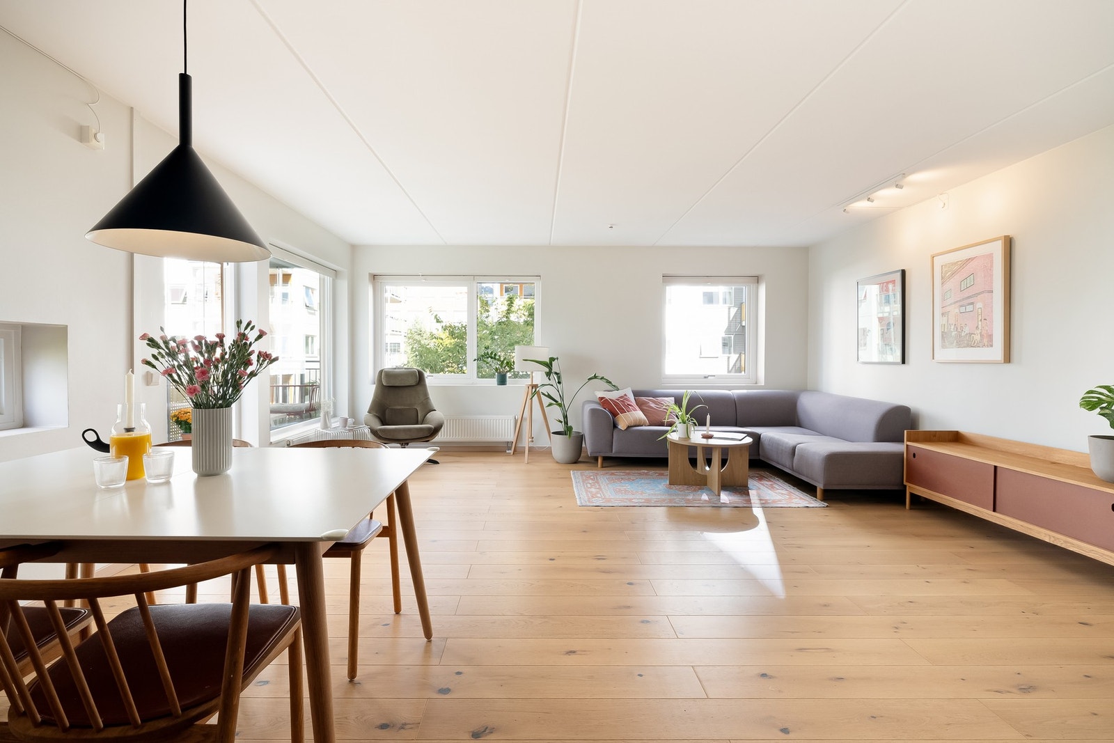 Innvendig får du et romslig oppholdsrom malt i lyse fargevalg og med parkett på gulv. Galleribilde