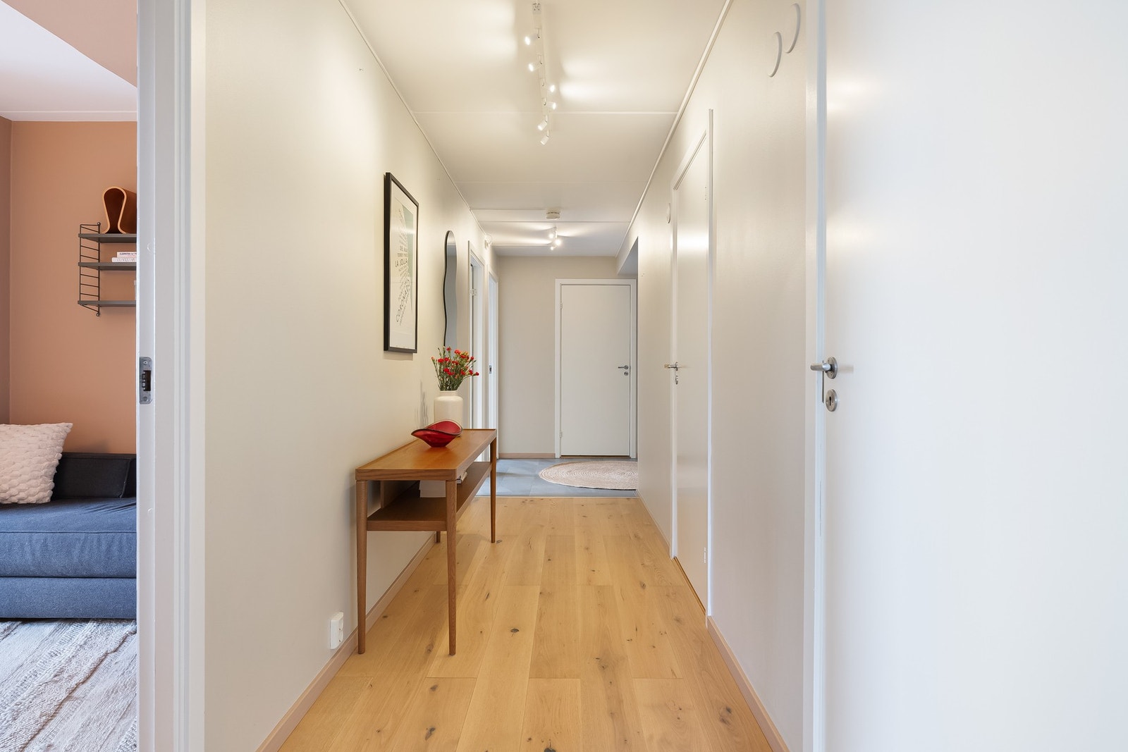 Entréen er knutepunktet i boligen med tilgang til alle rommene. Galleribilde