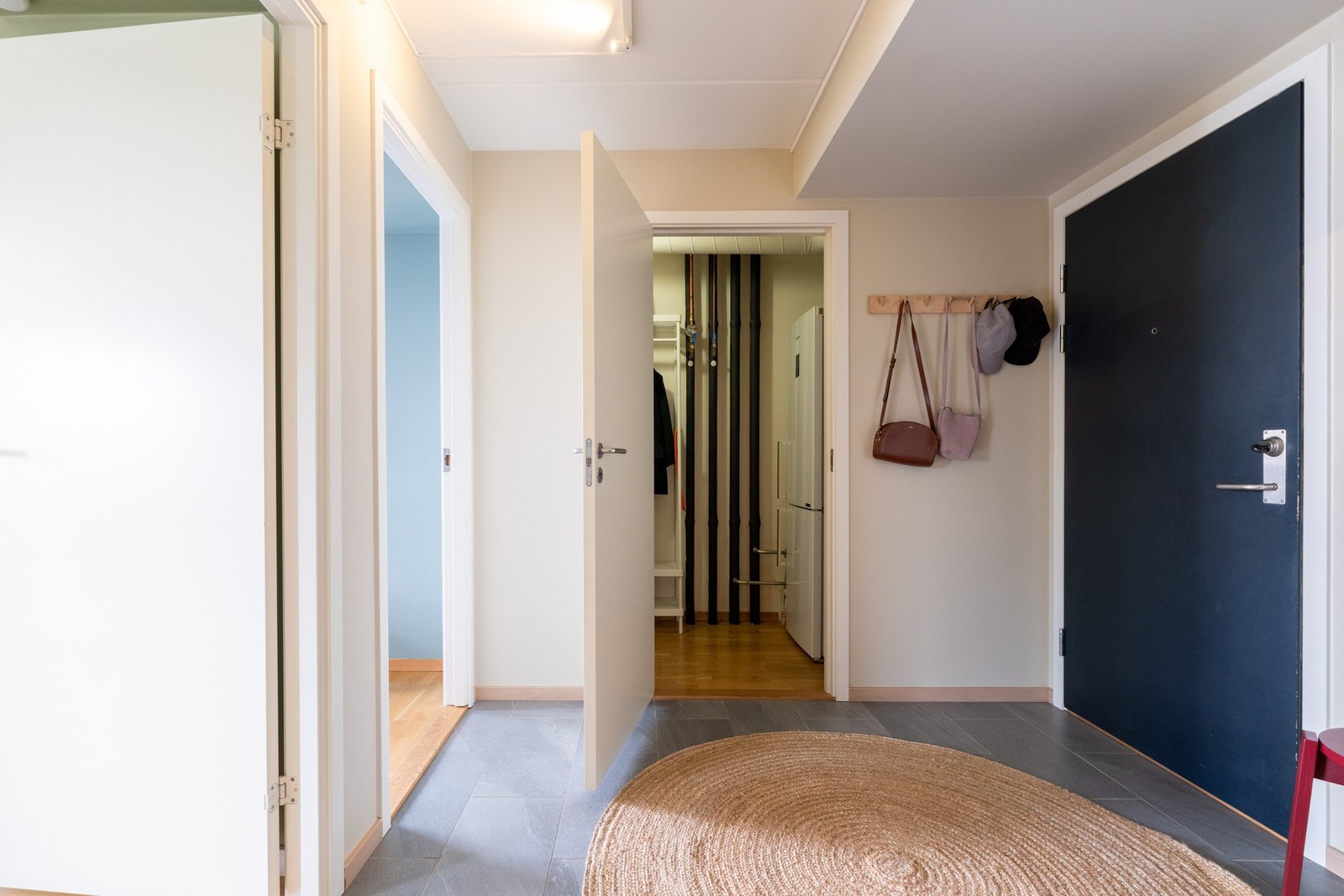 I tilknytning til entréen har du boligens innvendige bod. Av ekstern lagring medfølger to kjellerboder på totalt 9 kvm. Galleribilde