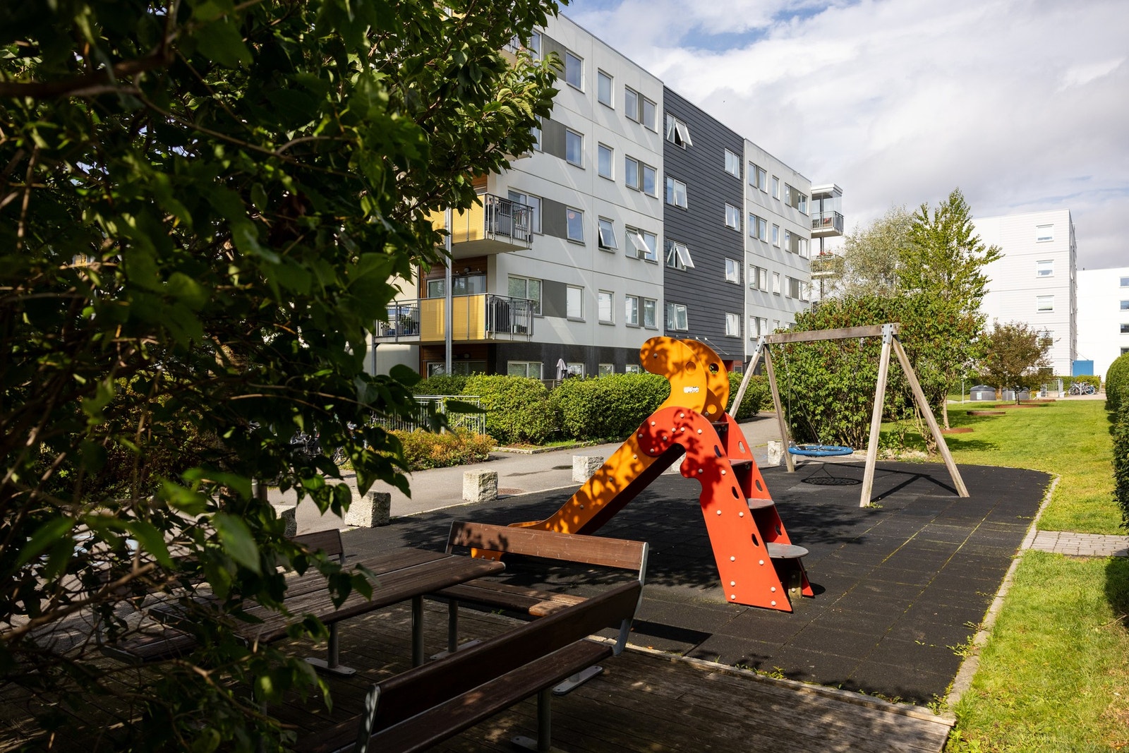 Barnevennlig og idyllisk boområde med lekeplasser og grøntområder rundt byggene. Galleribilde