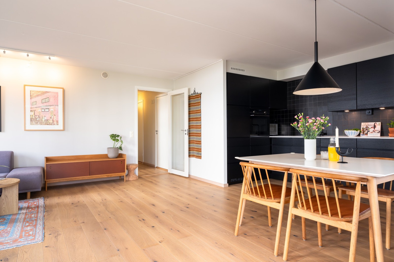 Mellom stue og kjøkken er det naturlig og fin plass for spisebord. Galleribilde