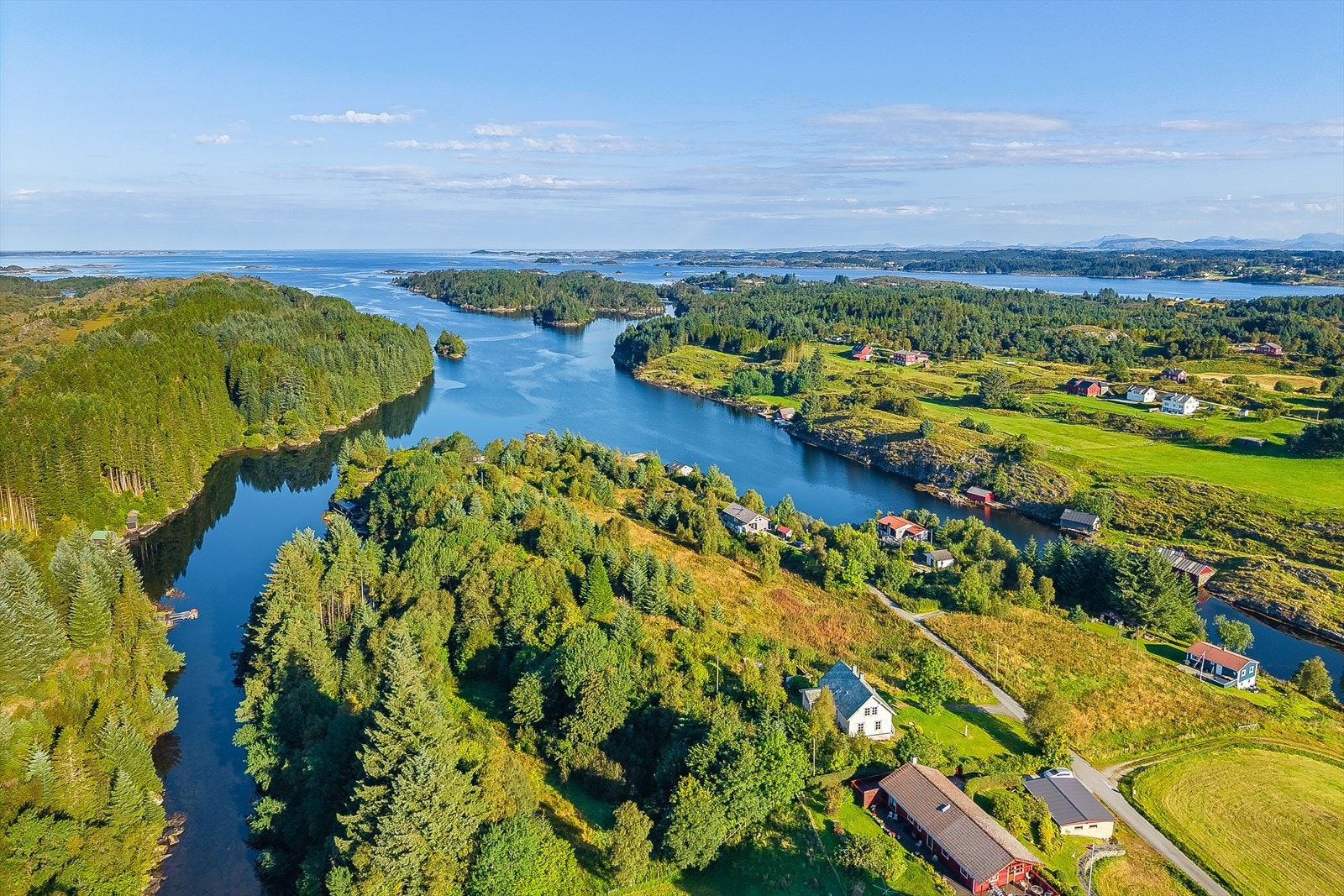 Eiendommen har en landlig og fin beliggenhet på Risnes på Radøy i Alver kommune. Her bor du usjenert til i et åpent kyst- og kulturlandskap, med gode solforhold og utsikt mot sjøen. Galleribilde