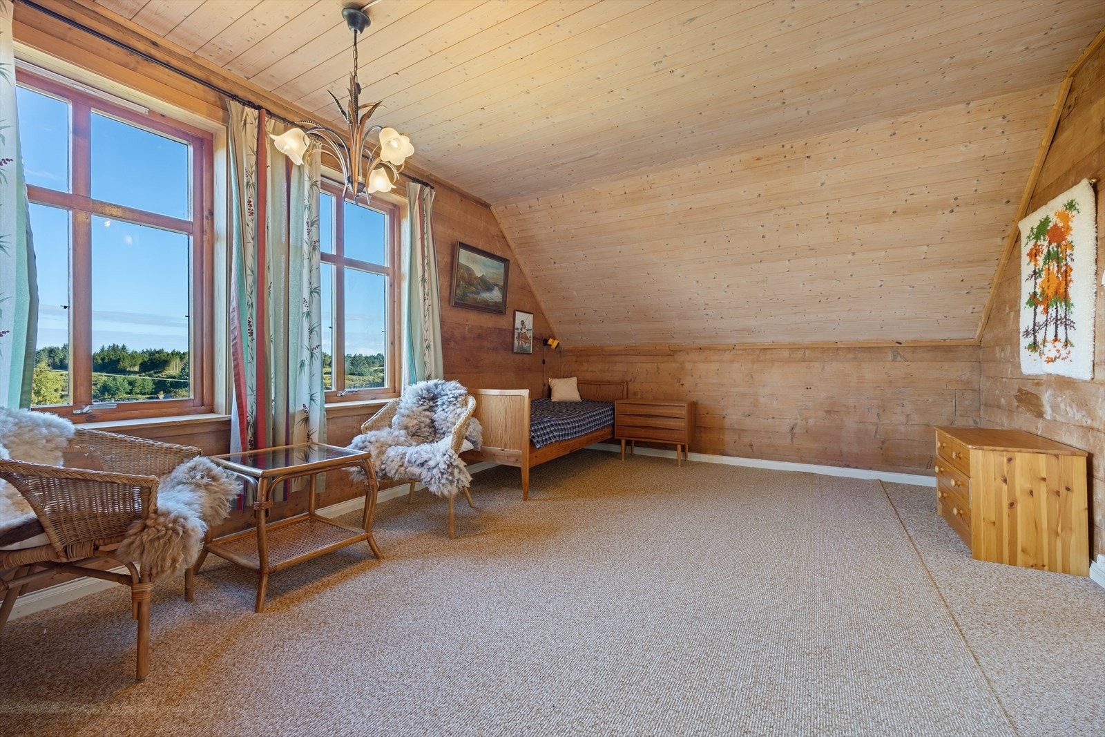 Stort soverom på loftet med plass til både seng og sittegruppe. Galleribilde