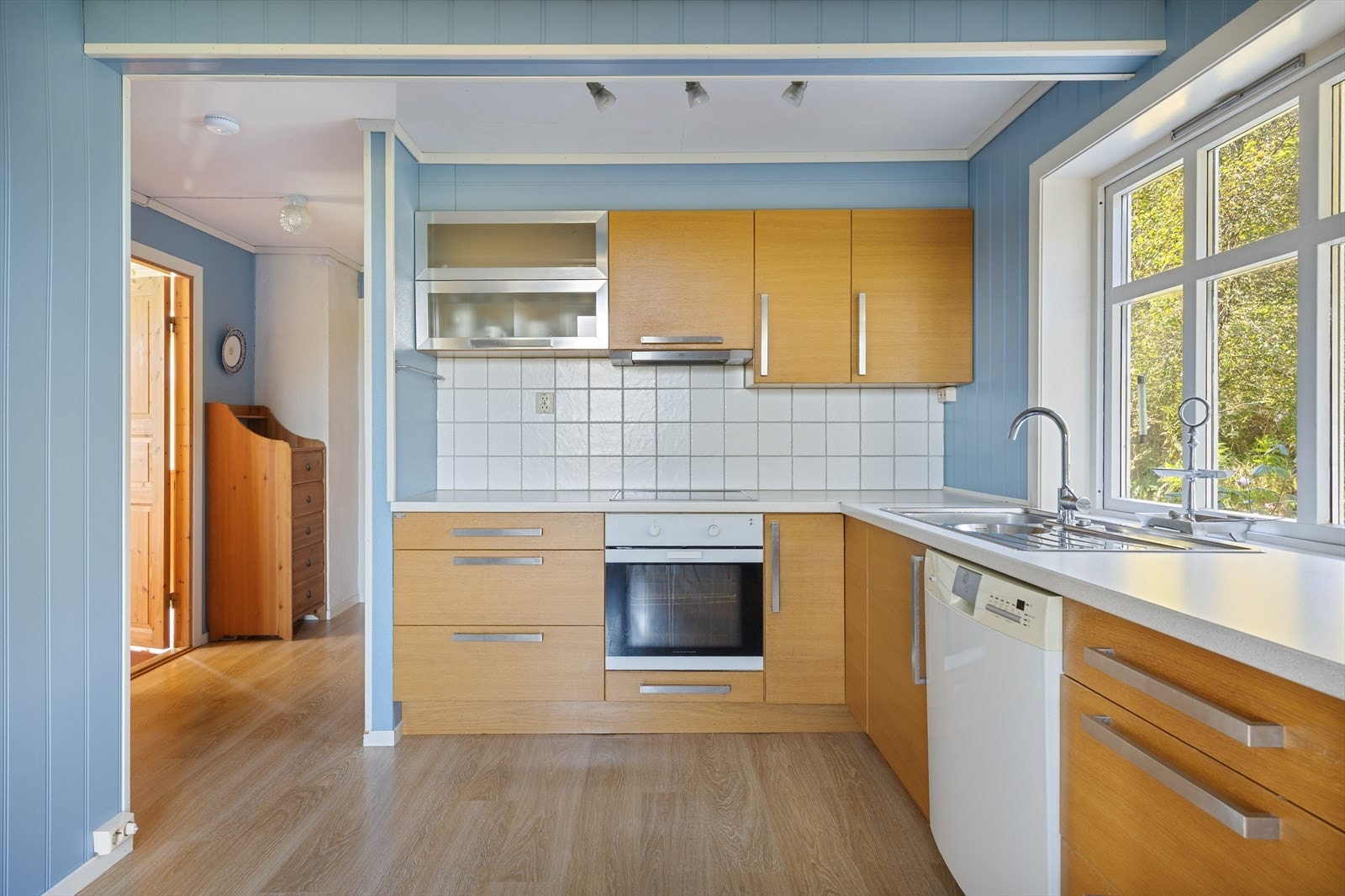 Kjøkkenet er fra 2009 og er innredet med glatte fronter og laminat benkeplate. Galleribilde