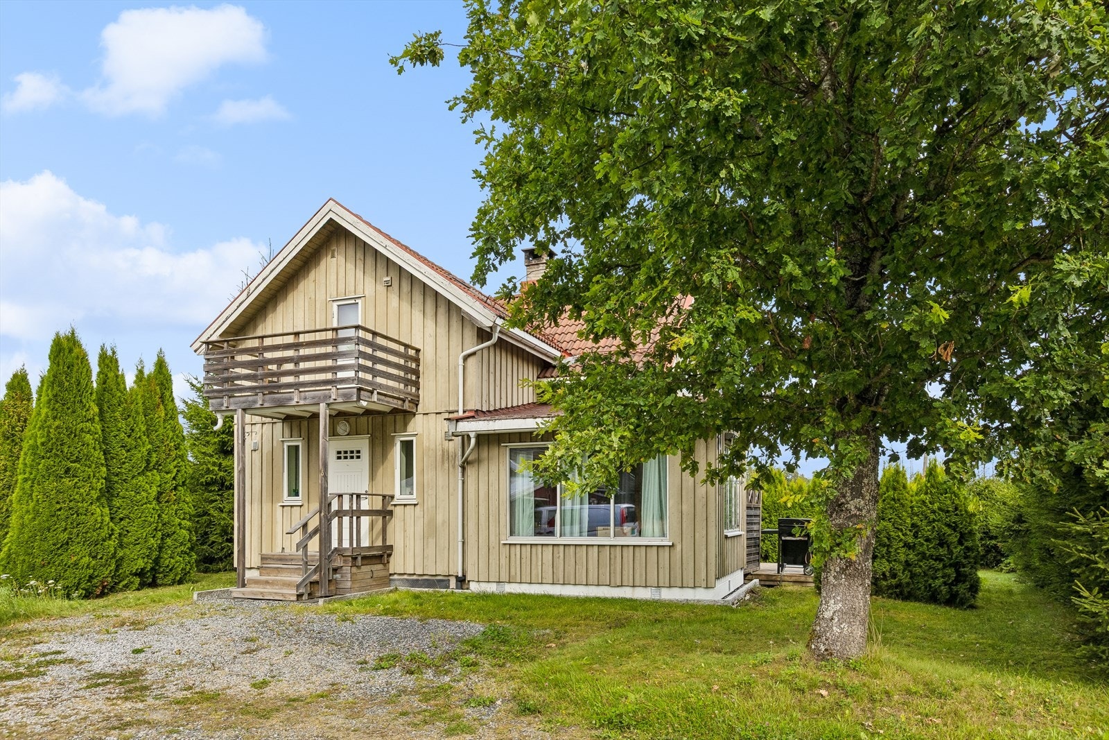 Eiendommen har en skjermet hage og en landlig beliggenhet med nærhet til turområder. Galleribilde
