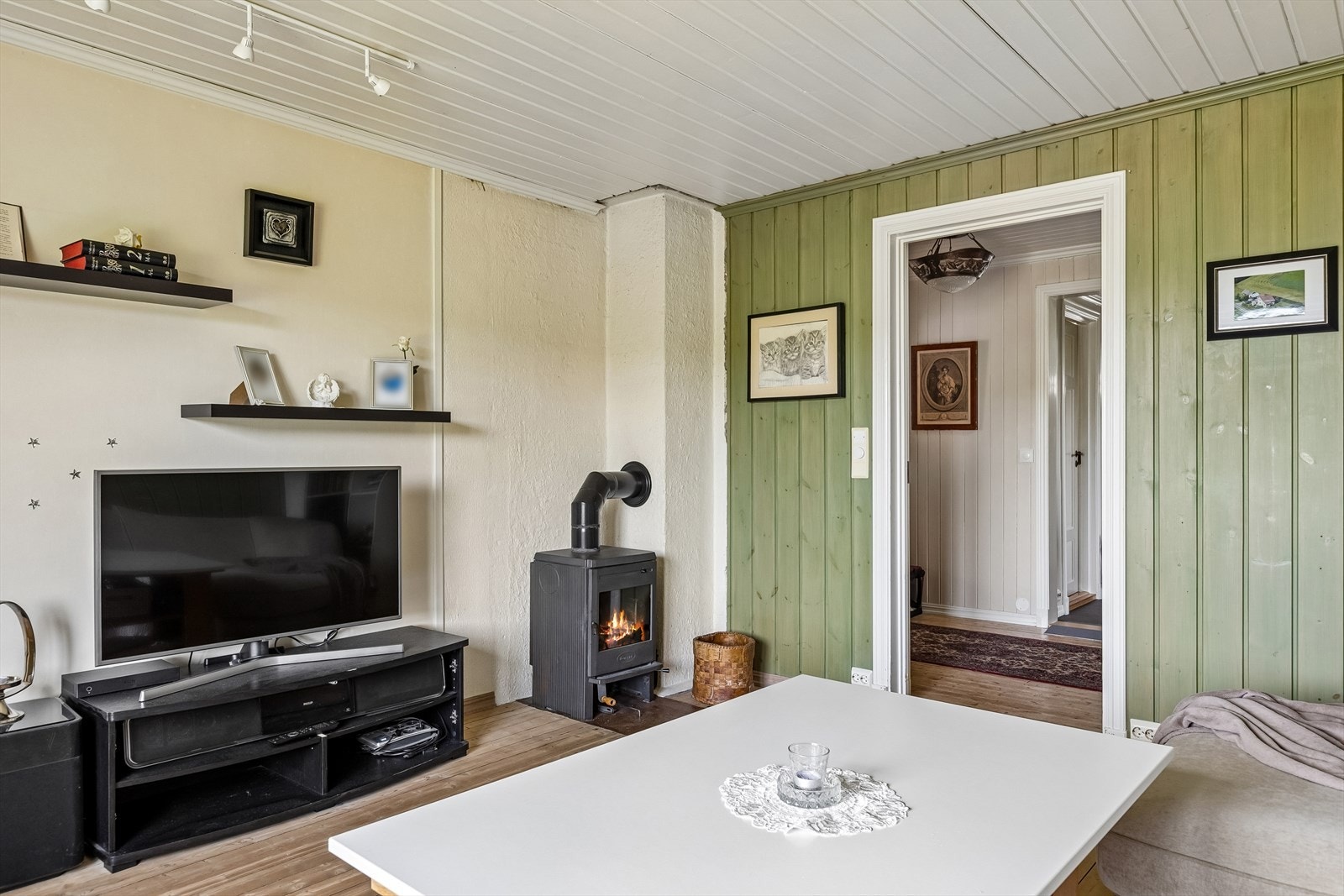Stuen er utstyrt med en vedovn for effektiv oppvarming. Galleribilde