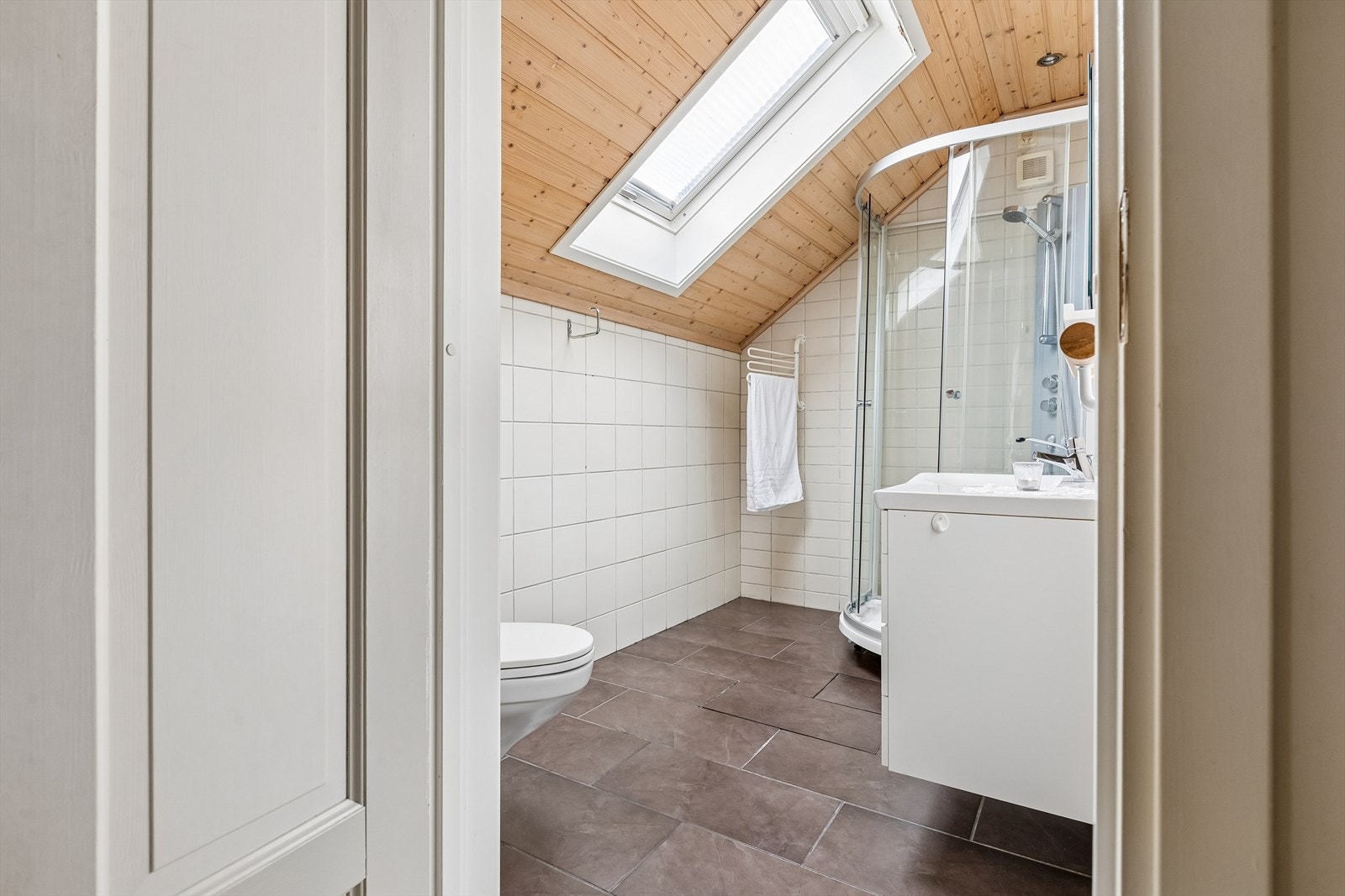 Himlingen har trepanel og downlights. Galleribilde