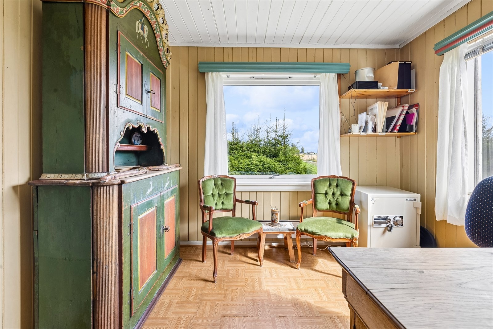 Praktisk rom som kan benyttes som kontor eller gjesterom. Galleribilde