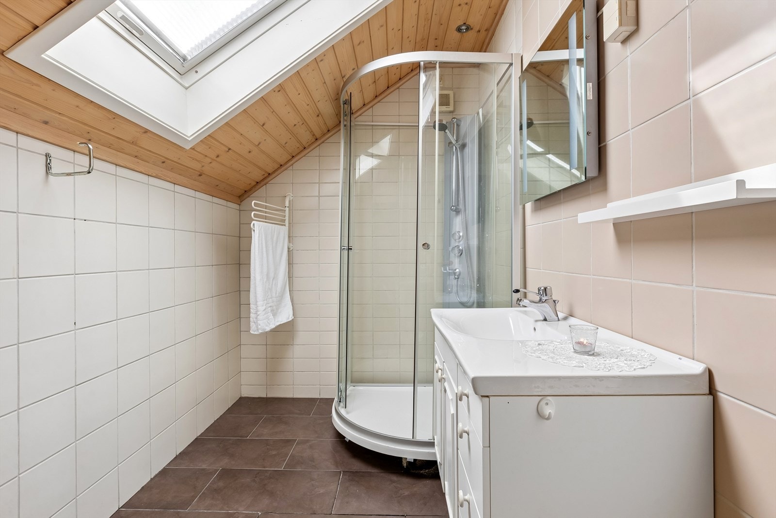 Badet i andre etasje har flislagt gulv med varme og takvindu. Galleribilde