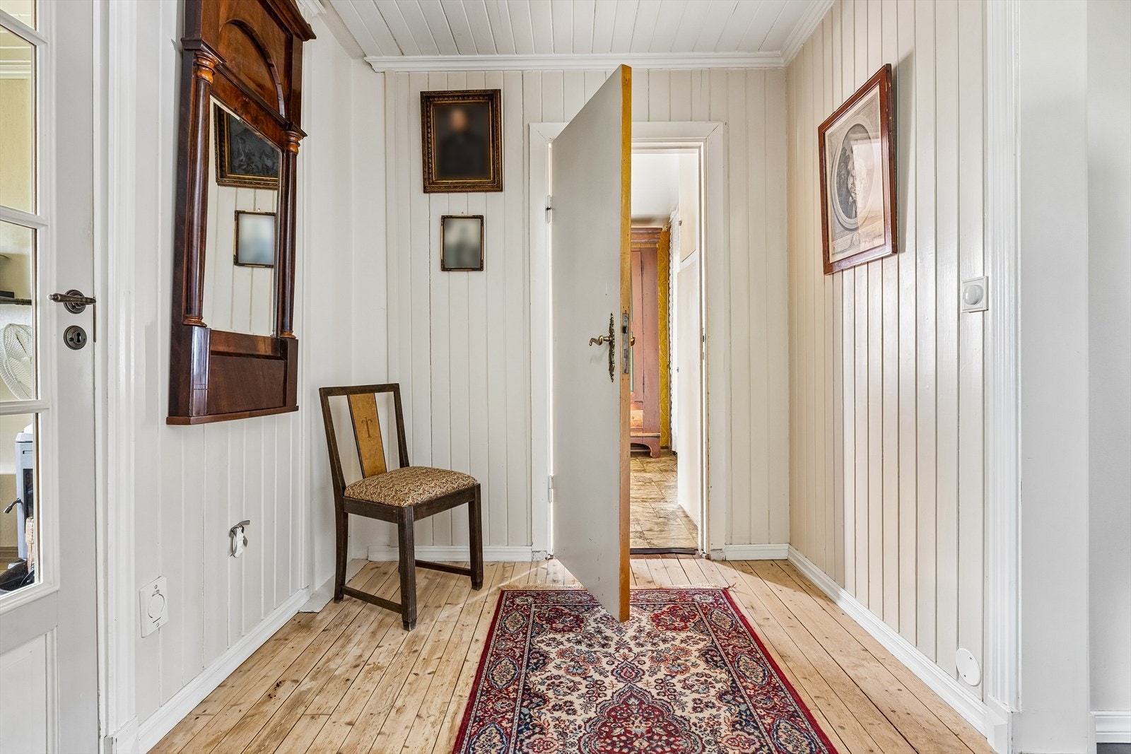 Gangen i første etasje har heltregulv og panel på veggene. Galleribilde